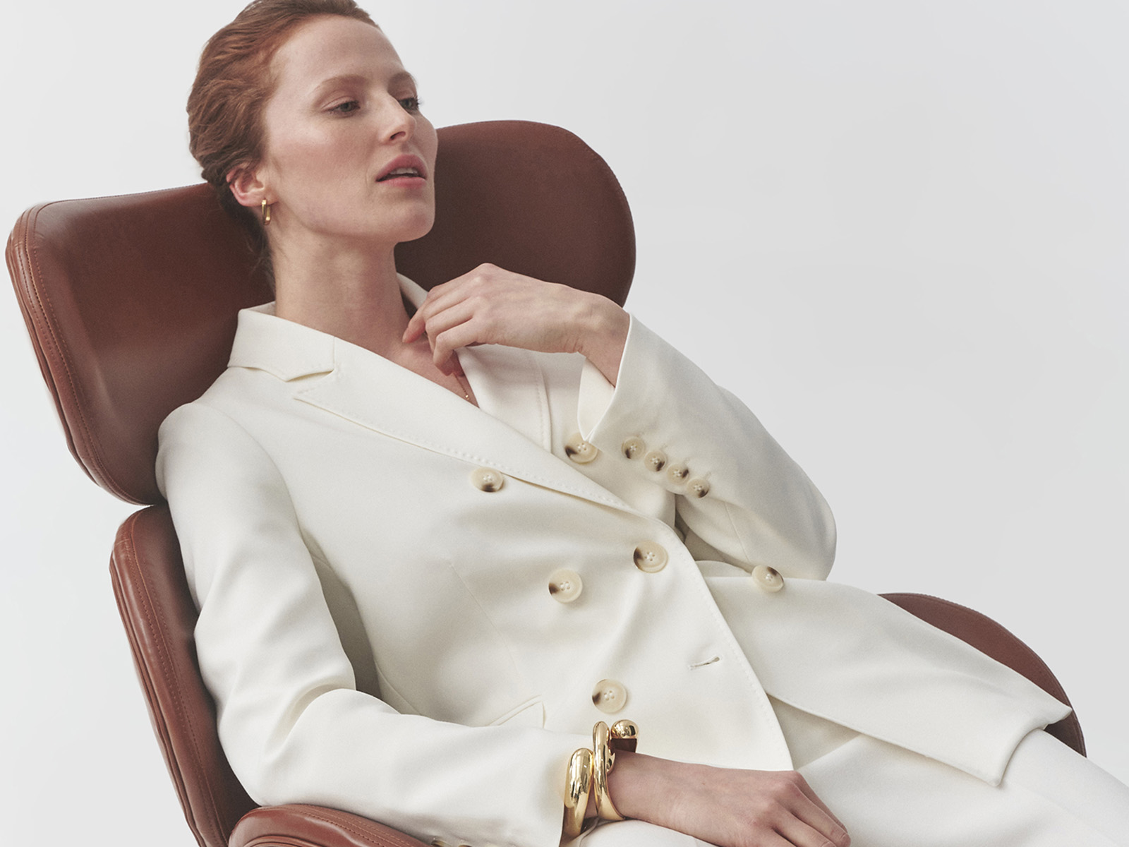 Prečo sa oplatí investovať do klasického dámskeho kostýmu?