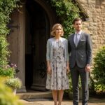 Muž a žena v konzervatívnom oblečení stoja pred drevenými dverami tradičného kostola za denného svetla