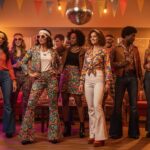 1970s tematická párty s ľuďmi v retro odevoch, disco guľami a farebnými doplnkami v interiéri