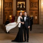 Elegantný pár pred symfonickou koncertnou halou večer v spoločenskej elegancii.