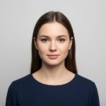 Mladá žena v tmavomodrej blúzke na fotografii na doklady