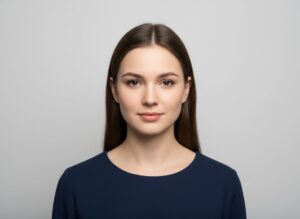 Mladá žena v tmavomodrej blúzke na fotografii na doklady